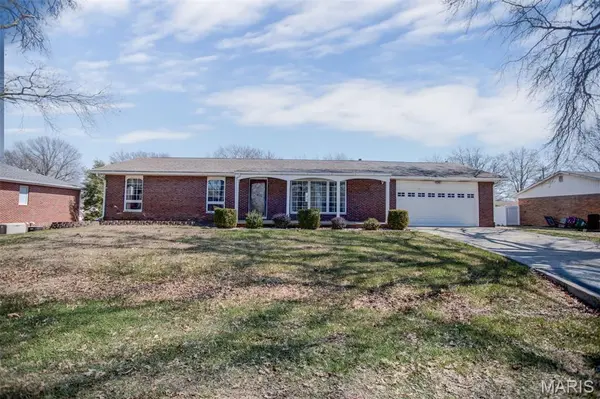 16 Lake DR, Moro, IL 62067