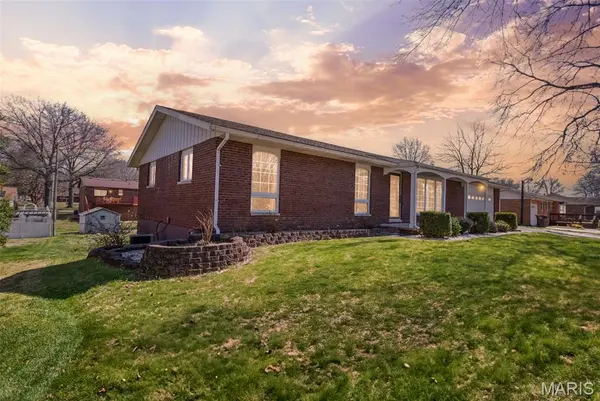 16 Lake DR, Moro, IL 62067