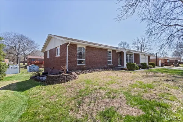 16 Lake DR, Moro, IL 62067