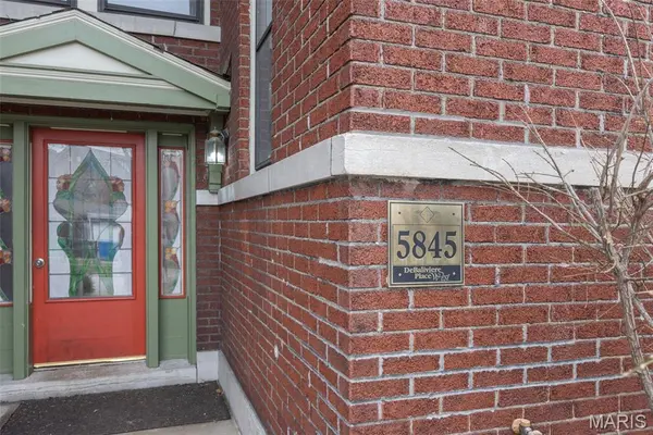 5845 Nina PL #2W, St Louis, MO 63112