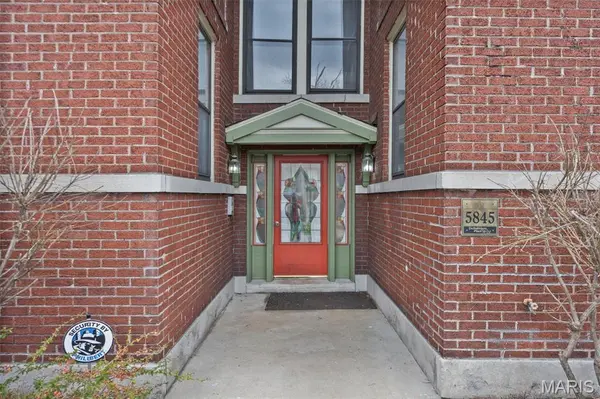 5845 Nina PL #2W, St Louis, MO 63112