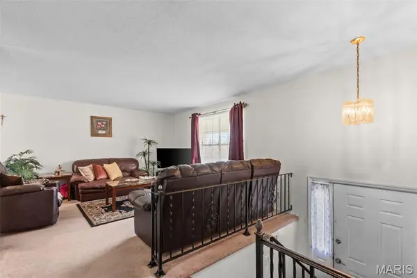 1771 Redcoat DR, Maryland Heights, MO 63043