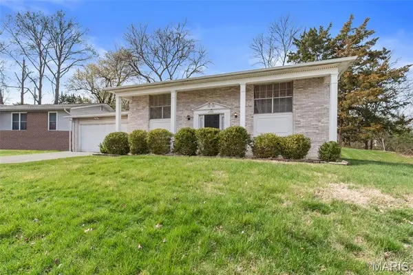 1771 Redcoat DR, Maryland Heights, MO 63043