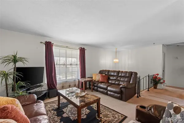 1771 Redcoat DR, Maryland Heights, MO 63043