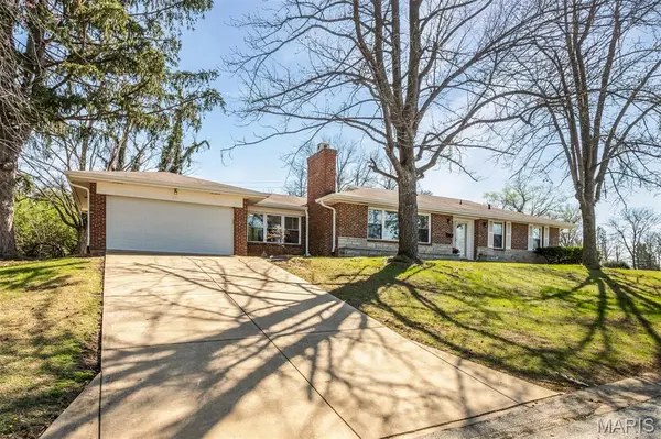 60 Flamingo DR, Crestwood, MO 63123