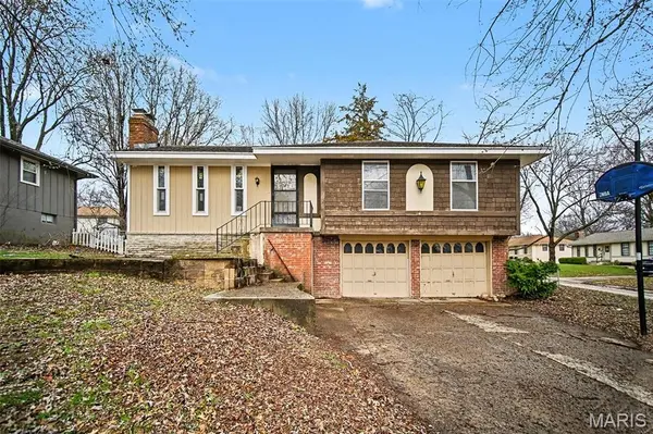 2401 Jackson CT, Blue Springs, MO 64015