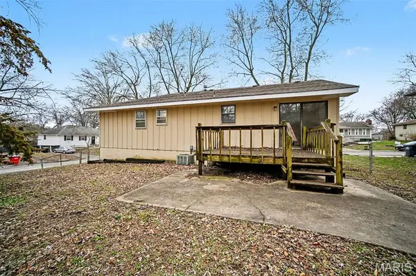 2401 Jackson CT, Blue Springs, MO 64015