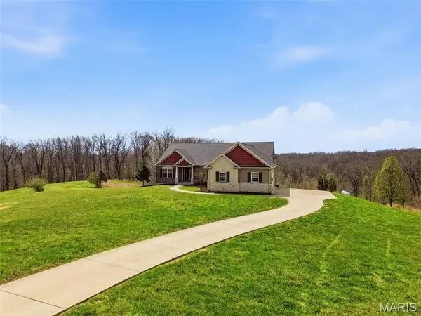 1326 Top Of The Hill RD, Chesterfield, MO 63005