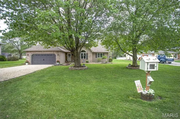 23253 Greenapple LN, Jerseyville, IL 62052