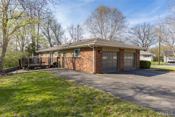 68 Rainbow DR, Fenton, MO 63026