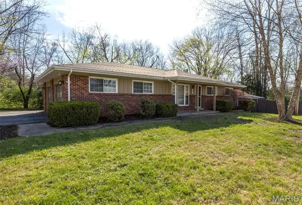 68 Rainbow DR, Fenton, MO 63026