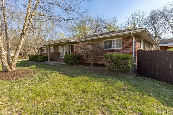 68 Rainbow DR, Fenton, MO 63026