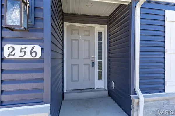 256 Savannah Ridge CT, Fenton, MO 63026