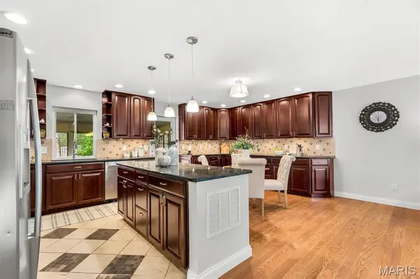 723 Westglen Village DR, Ballwin, MO 63021