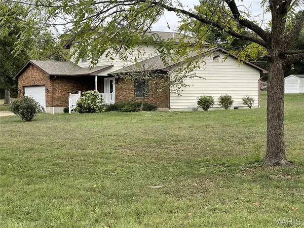 106 Trainer AVE, Cuba, MO 65453