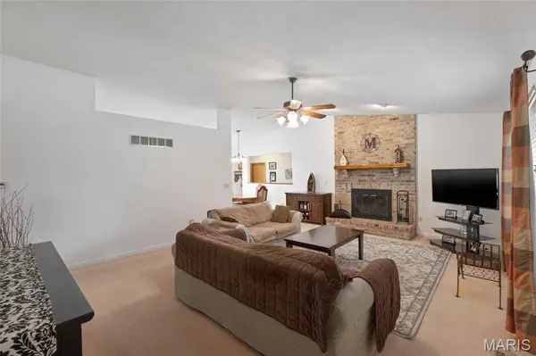 4 Arlington Oaks DR, Cedar Hill, MO 63016