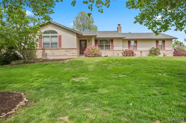 4 Arlington Oaks DR, Cedar Hill, MO 63016