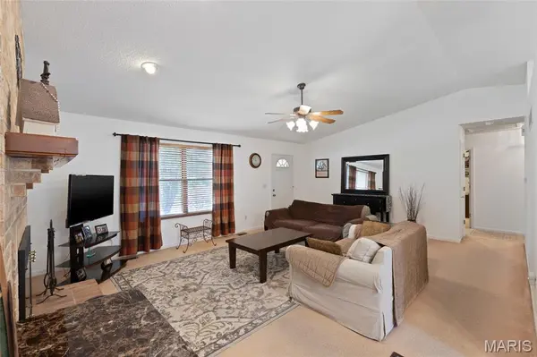 4 Arlington Oaks DR, Cedar Hill, MO 63016