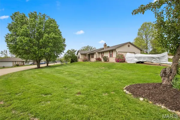 4 Arlington Oaks DR, Cedar Hill, MO 63016