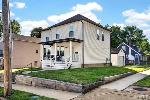 3203 Byron PL, St Louis, MO 63143