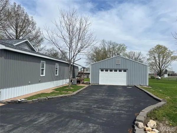 198 Monroe, Carrollton, IL 62016