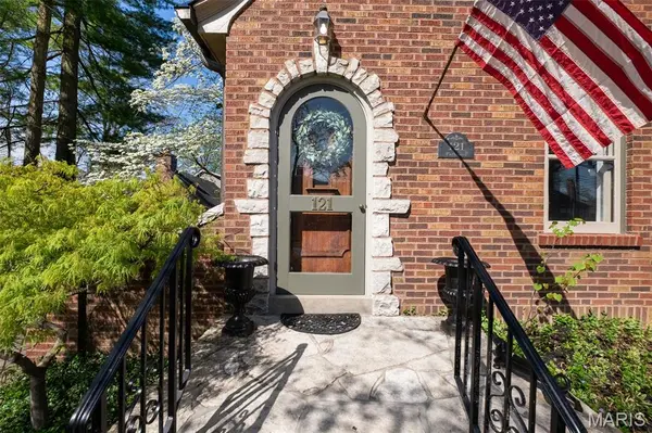 121 Parkland AVE, Glendale, MO 63122