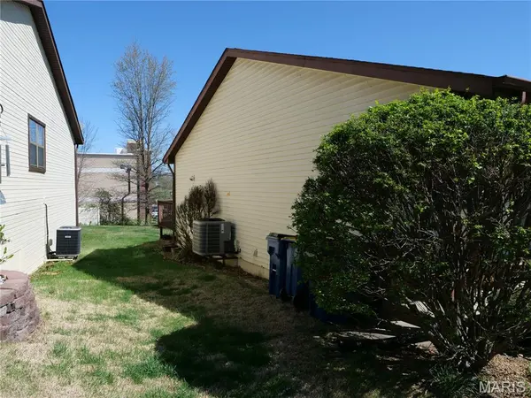 3 Wenona DR, Washington, MO 63090