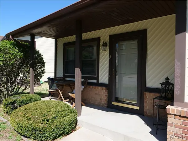 3 Wenona DR, Washington, MO 63090