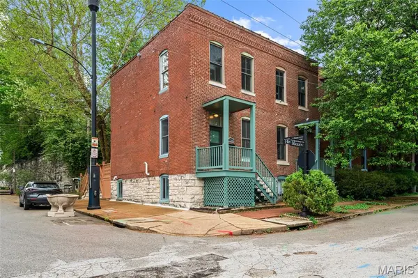1200 Mackay PL, St Louis, MO 63104
