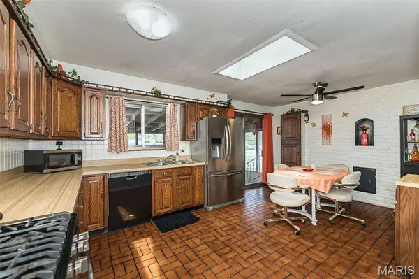 2844 Sugar Tree LN, Maryland Heights, MO 63043