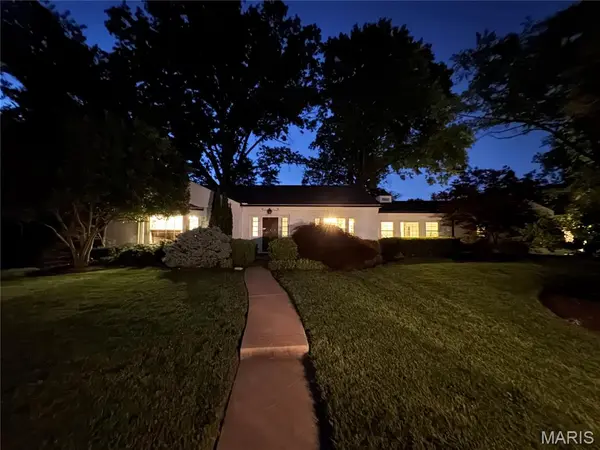 9053 Saranac DR, Richmond Heights, MO 63117