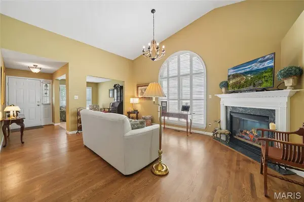 806 Whispering Village CIR, Ballwin, MO 63021