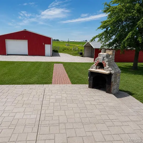 8660 HOLY CROSS LN, Breese, IL 62230