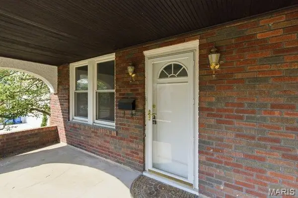 23 Midpark LN, Ladue, MO 63124