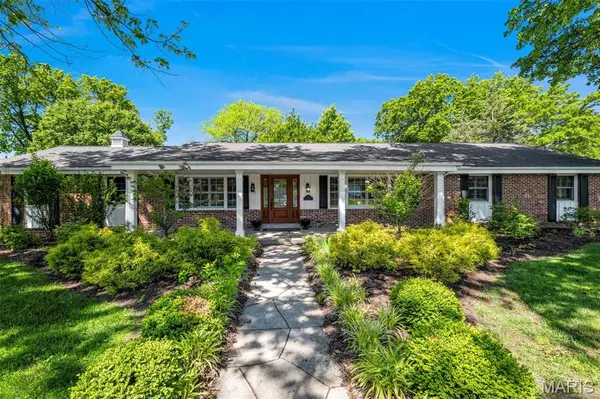 24 Country Fair LN, Creve Coeur, MO 63141