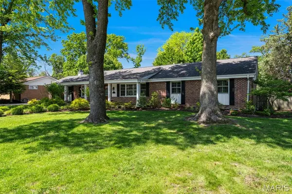 24 Country Fair LN, Creve Coeur, MO 63141