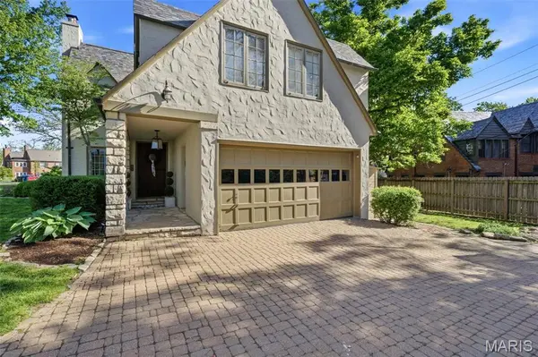 36 Algonquin Wood PL, Glendale, MO 63122