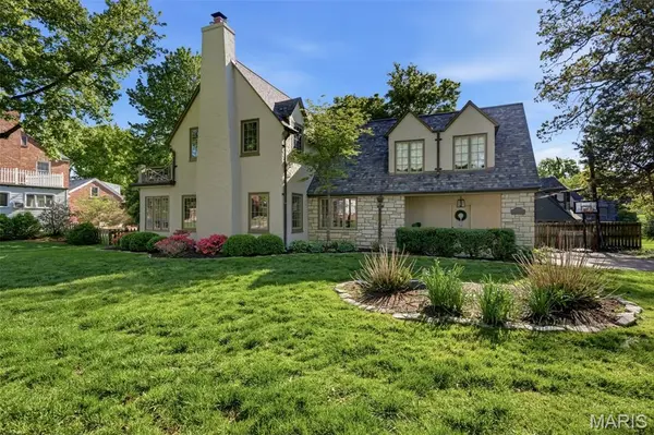36 Algonquin Wood PL, Glendale, MO 63122