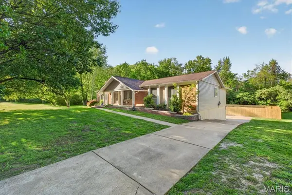 10720 Forest Path DR, Sunset Hills, MO 63128