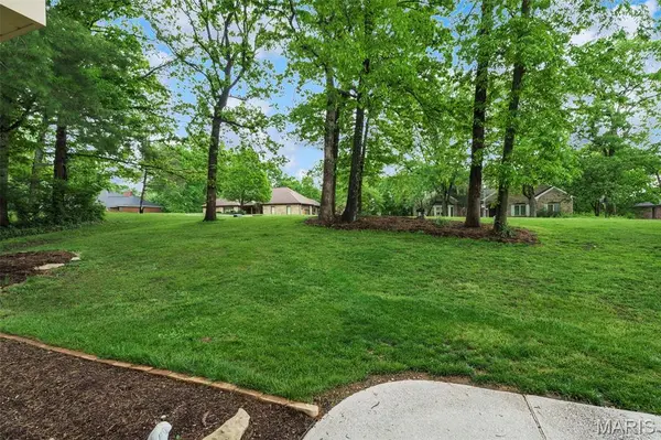 9833 Eagle Hill LN, Sunset Hills, MO 63127