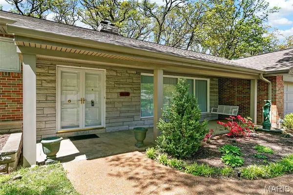 8827 Rock Forest DR, Grantwood Village, MO 63123