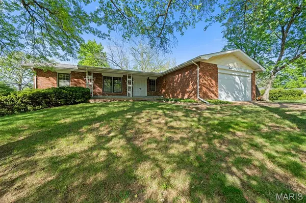 219 Barker LN, Ballwin, MO 63021
