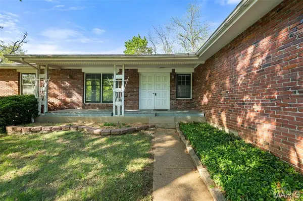 219 Barker LN, Ballwin, MO 63021