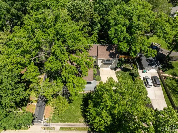 19 W Jackson RD, Webster Groves, MO 63119