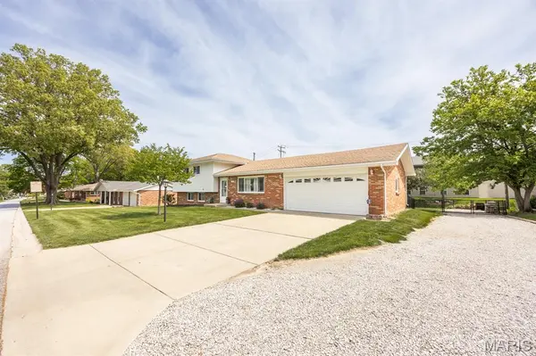 4703 Dadrian DR, Godfrey, IL 62035