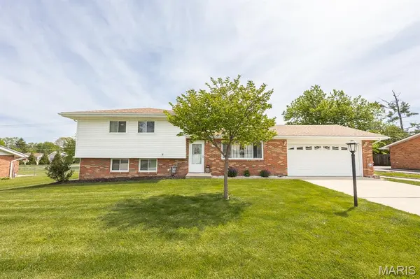 4703 Dadrian DR, Godfrey, IL 62035