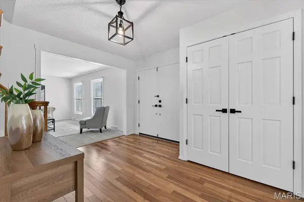 395 Royal Valley DR, Creve Coeur, MO 63141