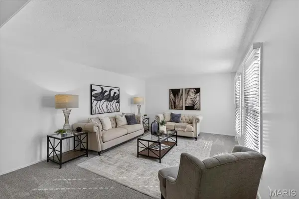 395 Royal Valley DR, Creve Coeur, MO 63141