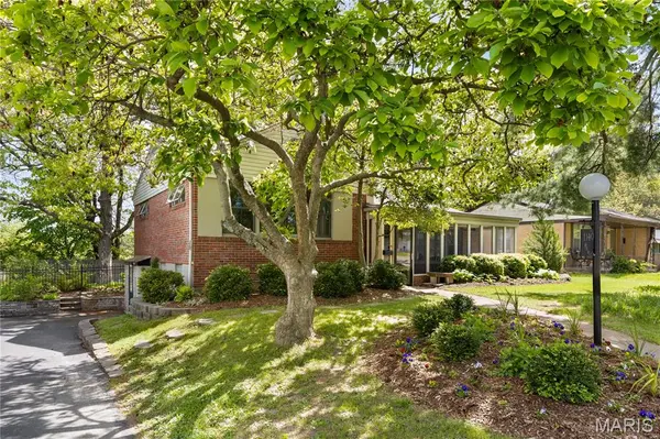 1140 E Parkedge LN, University City, MO 63130