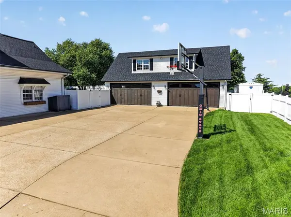 9801 Hilltop DR, Sunset Hills, MO 63128
